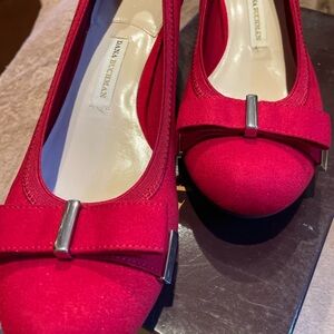 Dana Buchman NEW in Box Comfort Pump in Size 10, 1” Wedge Heel. Beautiful Red